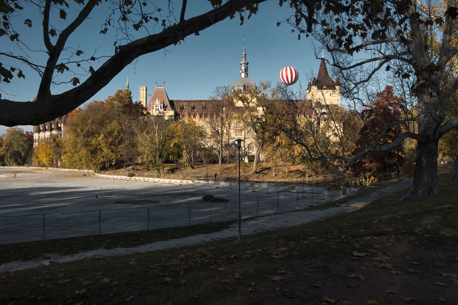 Burg Vajdahunyad mit dem bösen Ballon